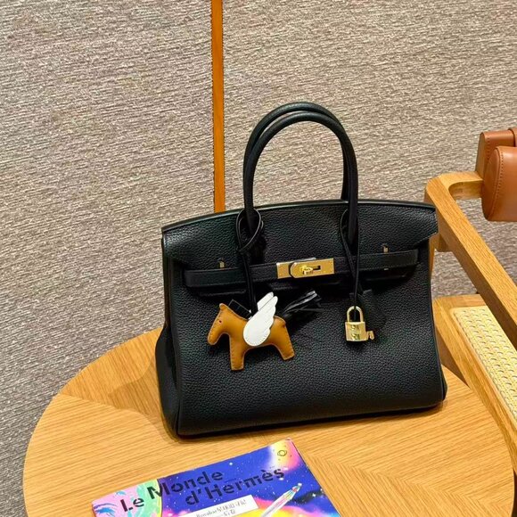 Classic Hermes Bag: A Stylish and Versatile Choice for Elegance - Picture 5 of 6